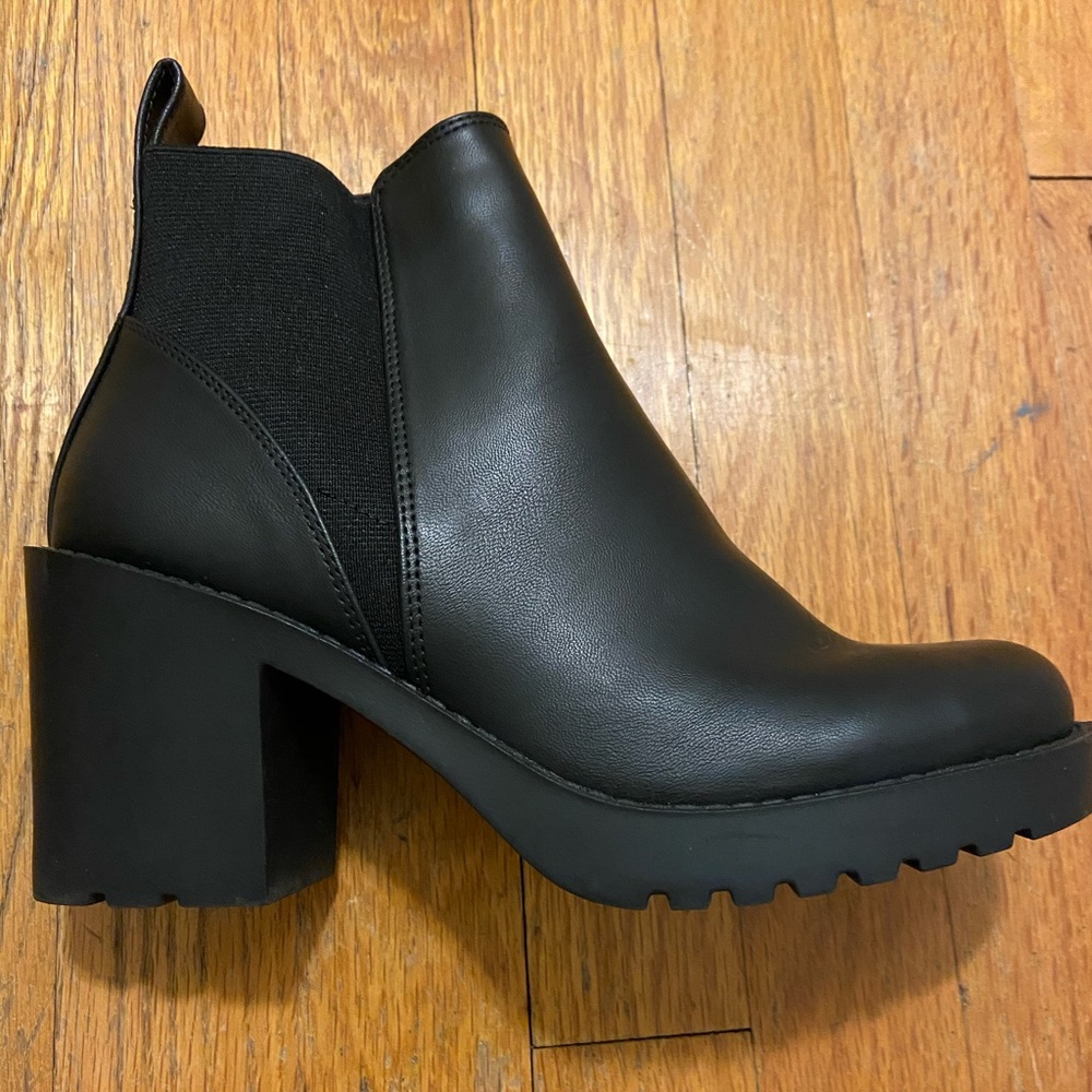 Size 6 Short black bootie $10 tonight only